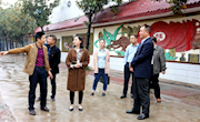 向艳艳调度出口洲中学对口援建工作