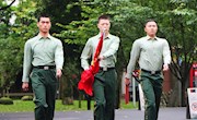 安乡县委举行升国旗仪式
