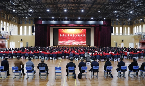 王先波在安乡一中讲授思政课