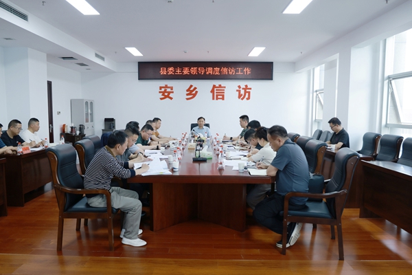 翦鹰到县信访局开展坐班接访并调度信访工作