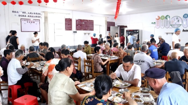 大鲸港镇：长者食堂暖夕阳 守护老人幸福“食”光