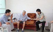 县委组织部慰问老党员