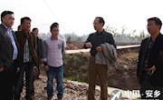 宋云文“一进二访”调度安裕乡同庆村扶贫办点工作