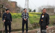 张阳到点村开展精准扶贫和义务植树活动