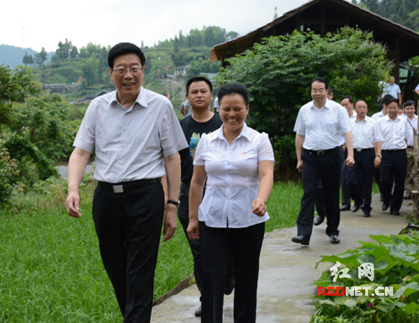 湖南省委书记、省人大常委会主任徐守盛今天来到怀化芷江侗族自治县，深入农村、社区，调研“两学一做”学习教育开展情况。