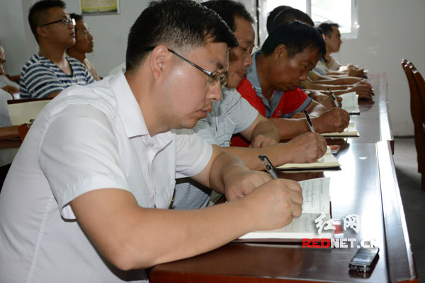 大家聚精会神、边听边记。