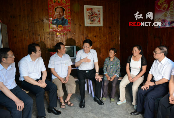 徐守盛看望慰问基层困难党员。