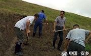 党员干部冲锋在一线----轻伤不下火线 筑牢防汛安全屏障